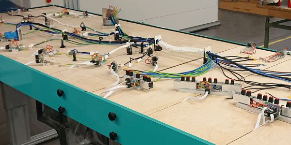 Kabelporter assembly board for wire harness production